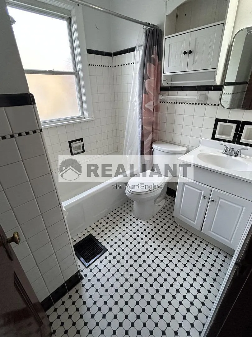 1 bed, 1.0 bath, $1,045 — Photo 4