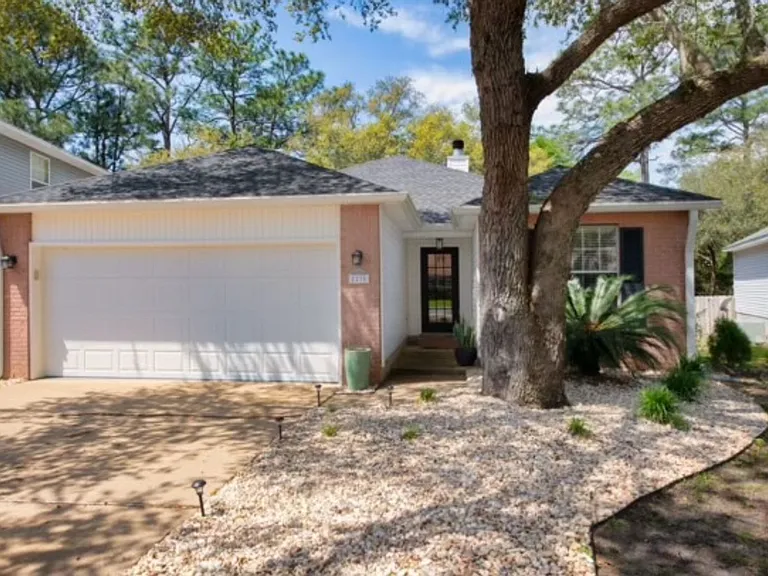 1270 Laura Ln — Photo 1