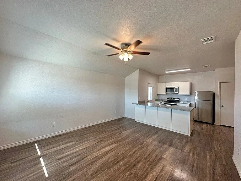 1821 Clovis Dr — Photo 3