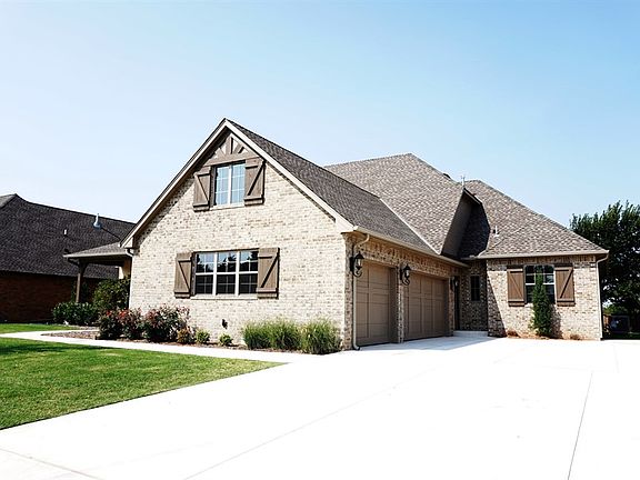 3rd image of 3209 Hillside Dr