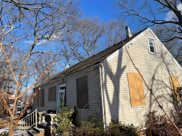 16 Clinton Avenue, Mastic, NY 11950