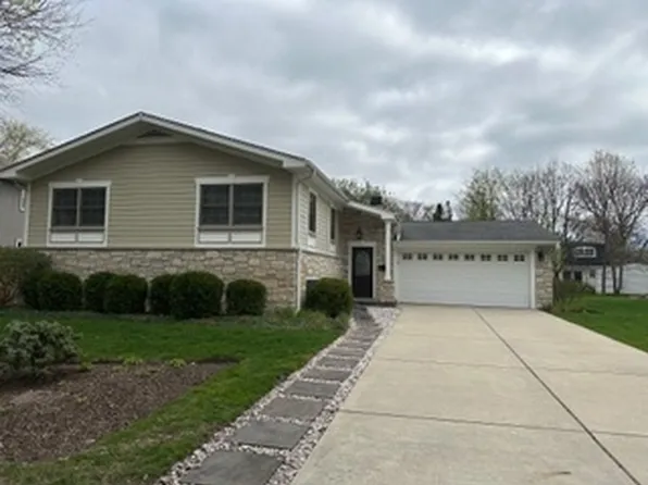 828 Liberty Bell Ln, Libertyville, IL 60048