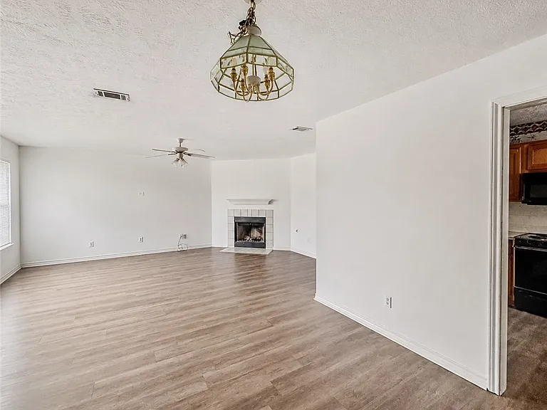816 Azalea Ct — Photo 3