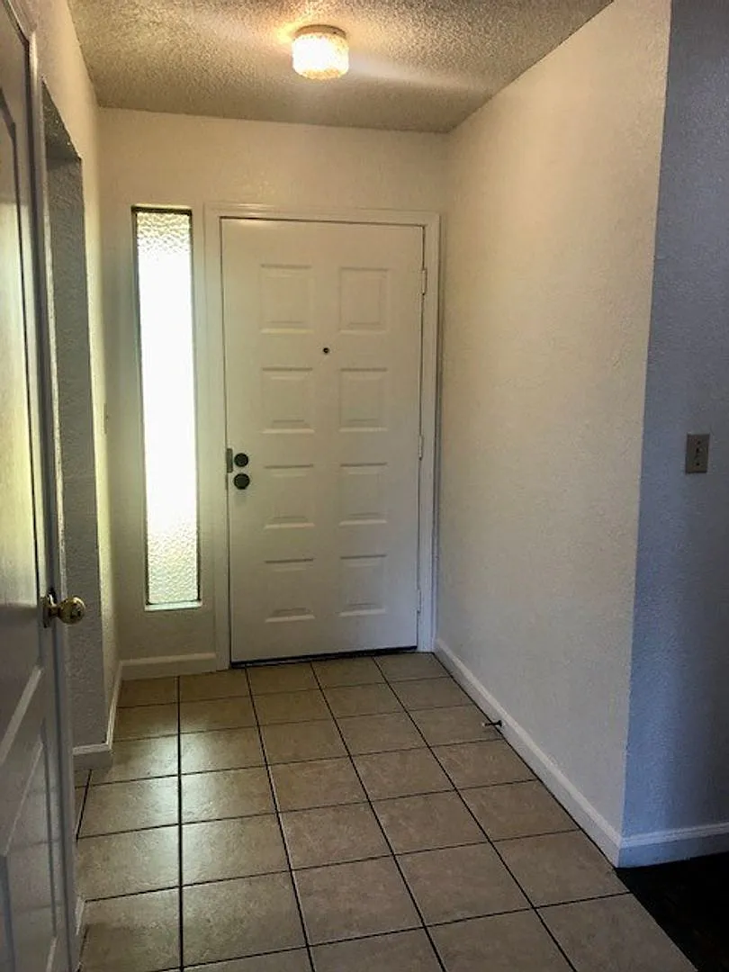 Nice 4 bedroom, 2 bathroom home in Citrus Heights — Photo 4