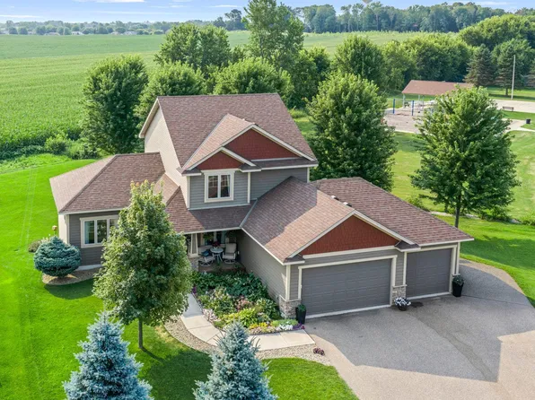 900 Heritage Trl NE, New Prague, MN 56071