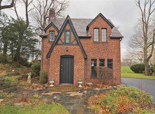38 Country Club Dr, Pt Washington, NY 11050