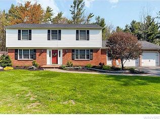 10 Tanglewood Dr E, Orchard Park, NY 14127