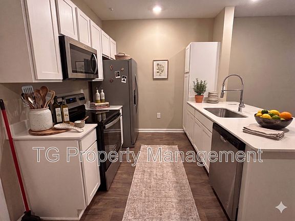 5th image of 903 Rivertree Pl
