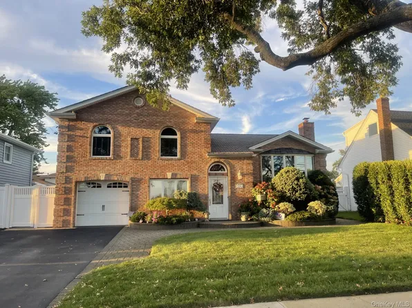 2781 S Saint Marks Avenue, Bellmore, NY 11710