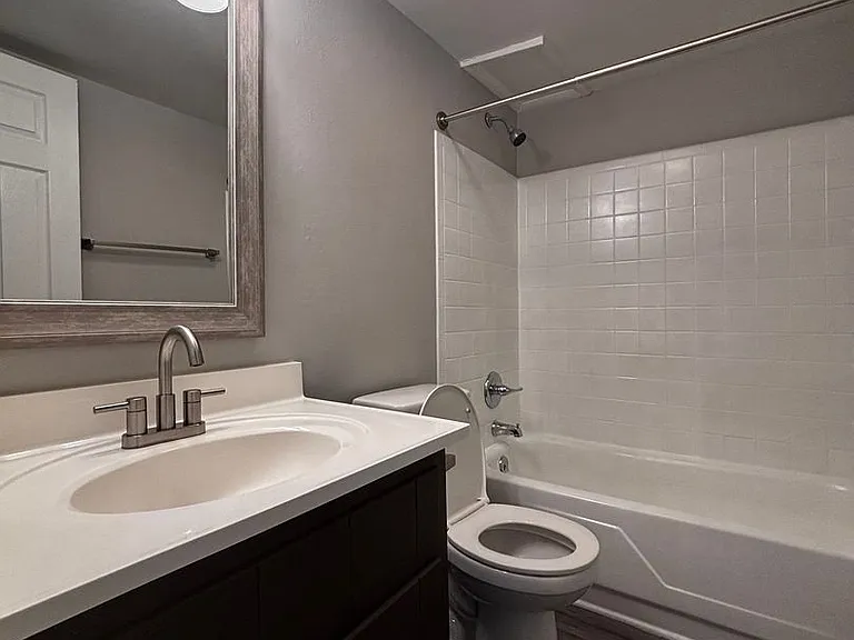 Flowerdale Apartments — Photo 1