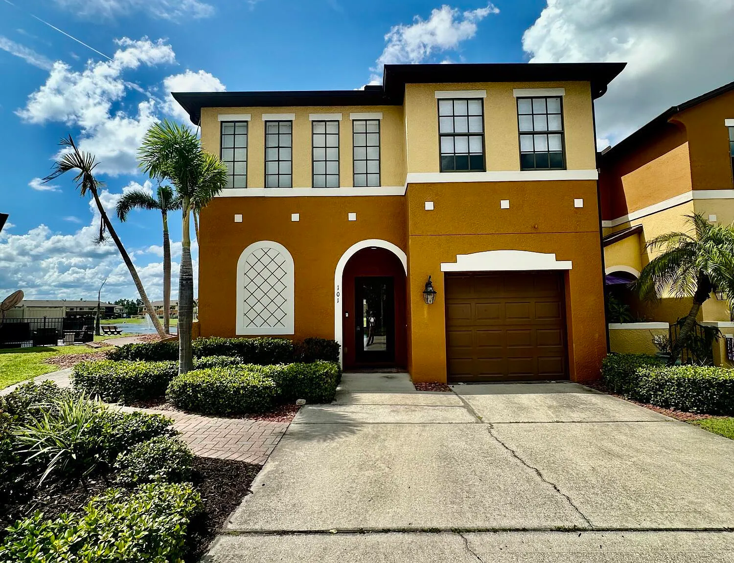 3 bed, 2.5 bath, 1982 sqft, $2,600 — Photo 1