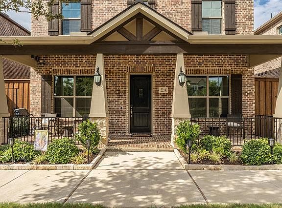 3rd image of 2224 Royal Crescent Dr N