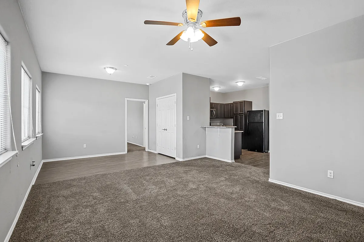 Building Photo - 609 Meadow View Ct #102
