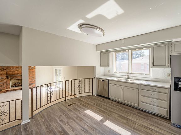 5th image of 161 Knollwood Ct