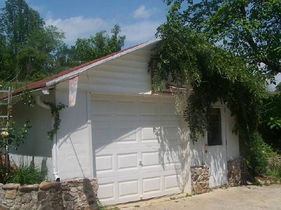 1 CAR GARAGE