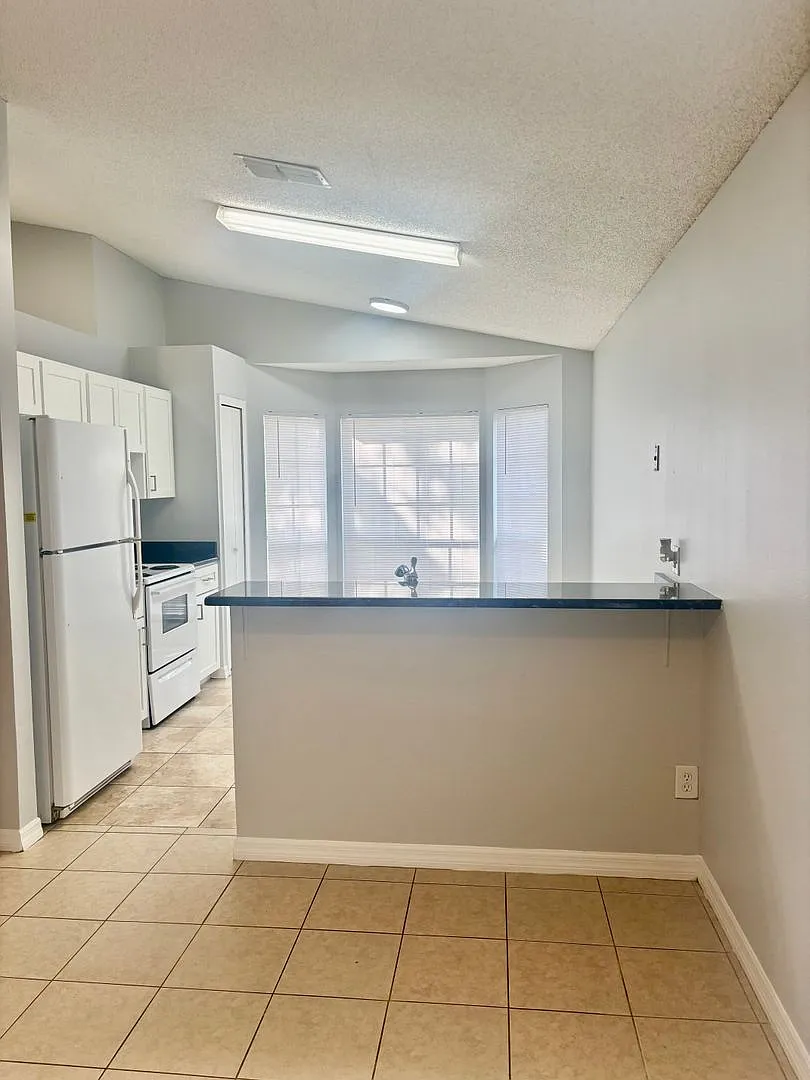 Beautiful 3/2/1 in Longwood/Fully Fenced Backyard — Photo 4