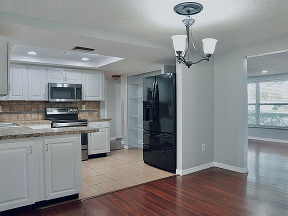 4th image of 7944 Yucca Dr