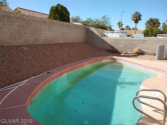 3rd image of 2747 Woodbine Ave