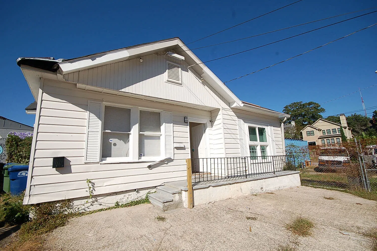 3 bed, 1.5 bath, 2304 sqft, $3,600 — Photo 1