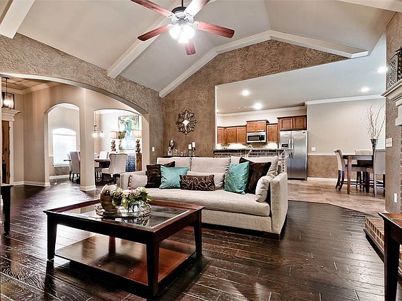 4th image of 2504 Pinoak Ave