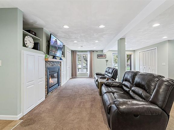 4th image of 802 Dickinson Dr
