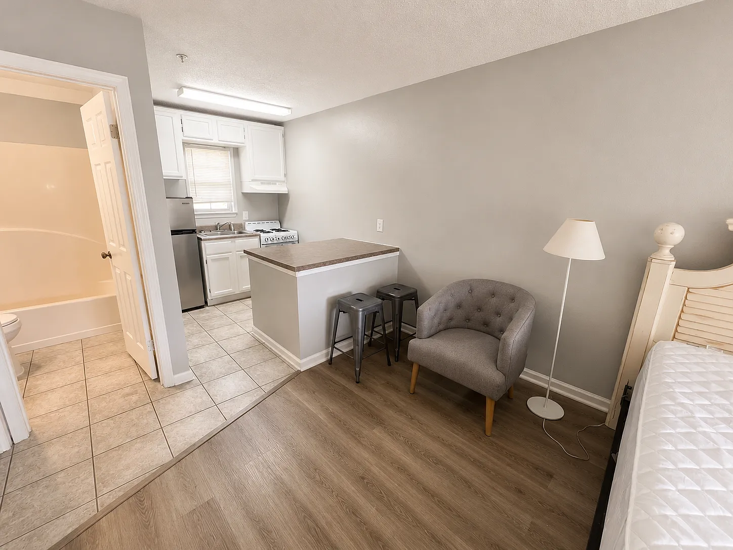 Garland Studio Apartments - 12 — Photo 4