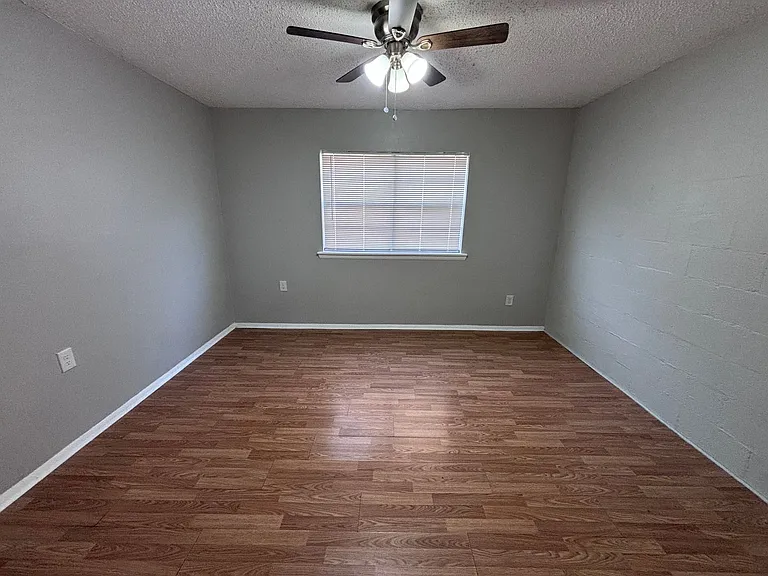 320 E Edwards St #6 — Photo 16