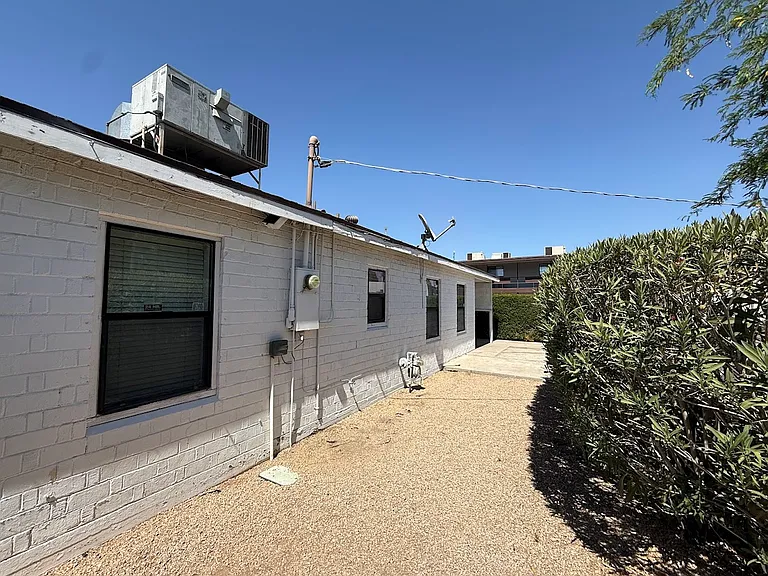 531 E Osborn Rd — Photo 37