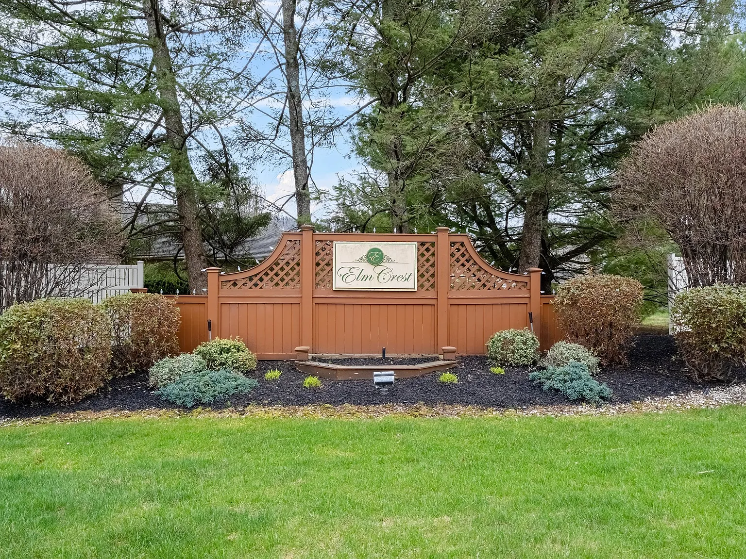 291 Crestwood Ct — Photo 3