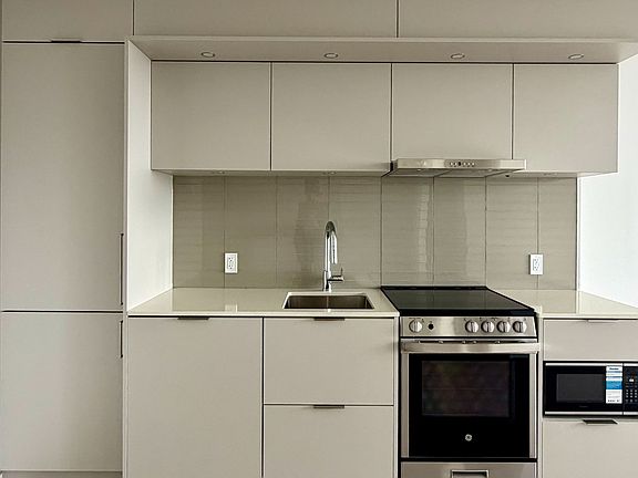 5th image of 448 Burnhamthorpe Rd W #2410