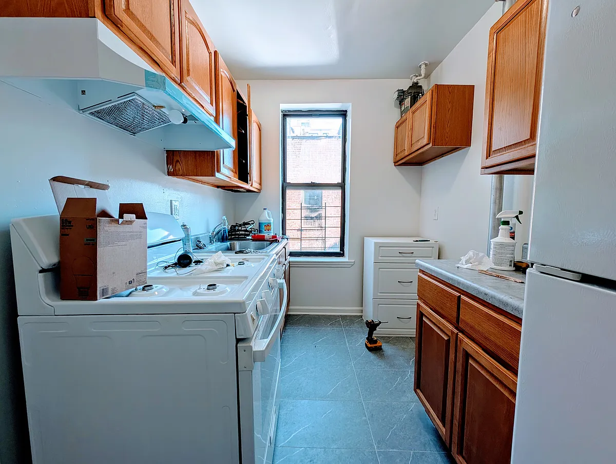 Building Photo - 360 E 19th St #O