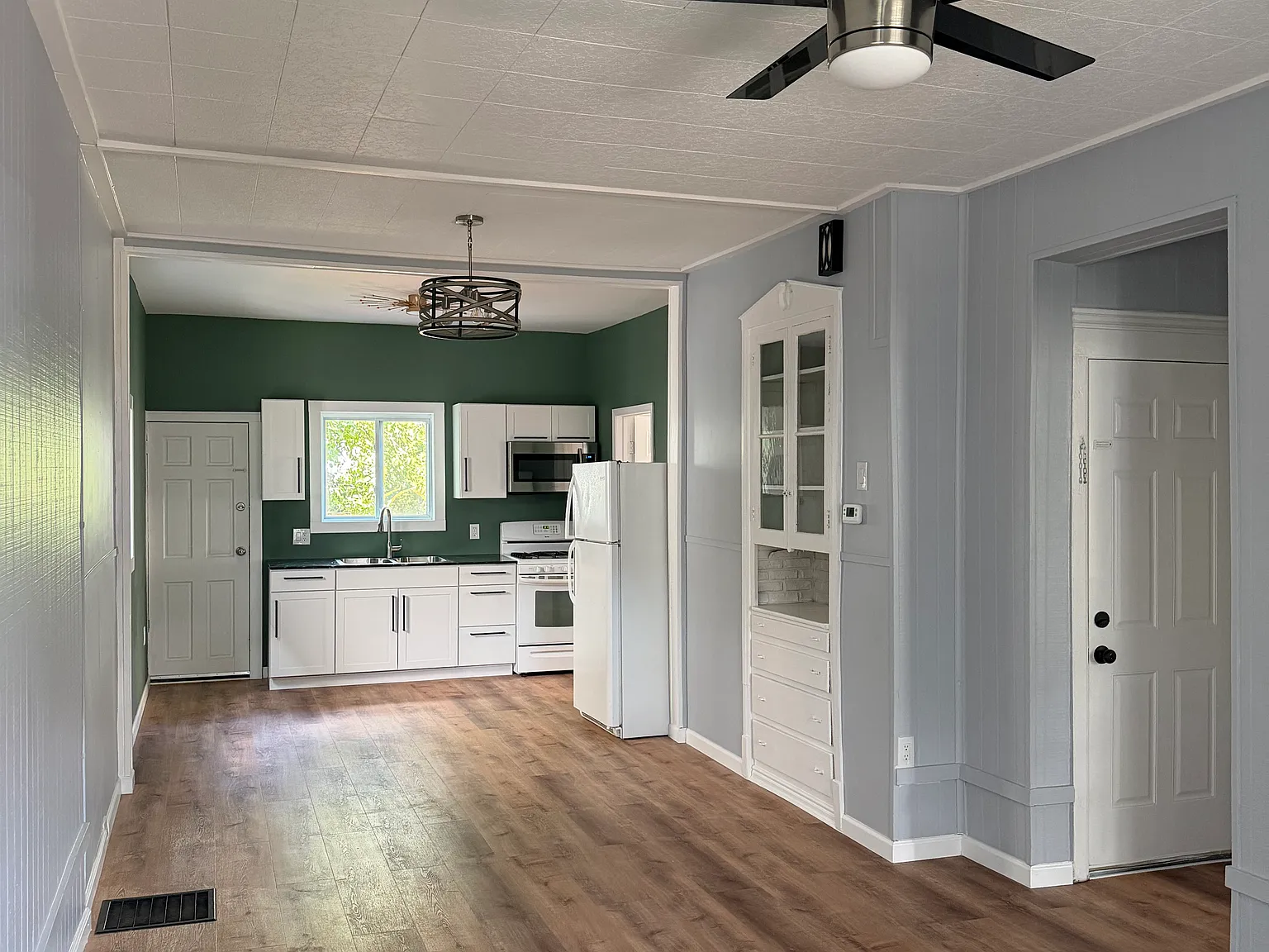 2 bed, 900 sqft, $1,600 — Photo 3