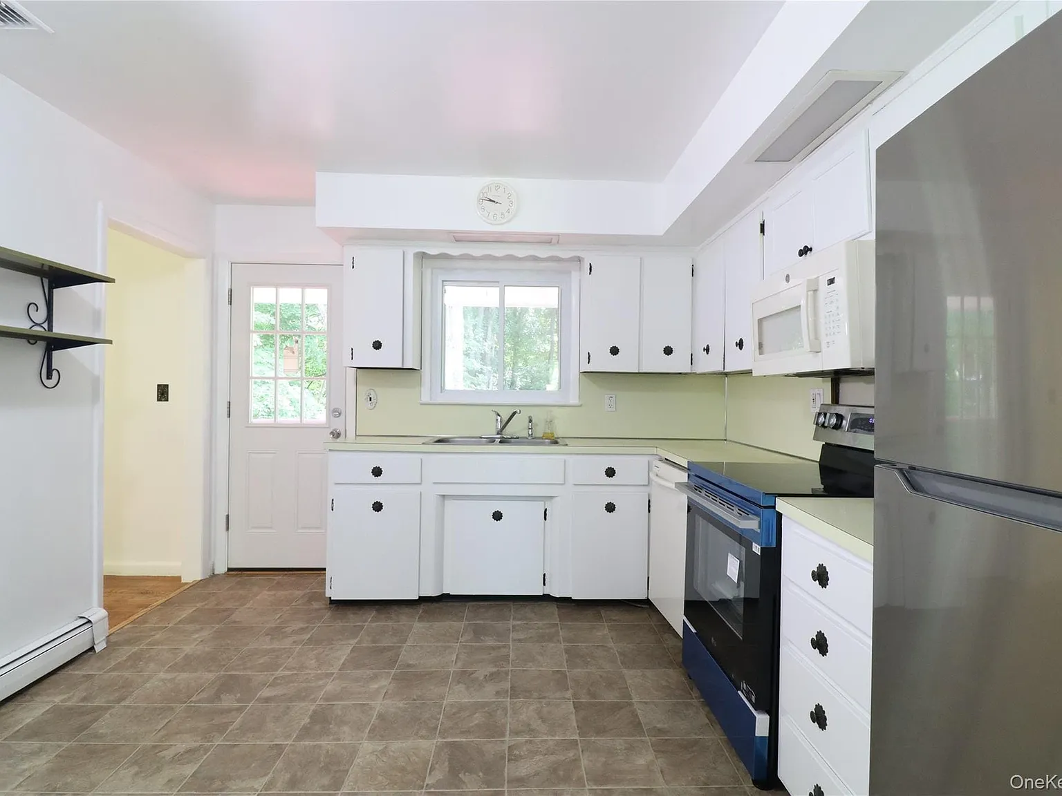 4 bed, 2.0 bath, 2204 sqft, $4,000 — Photo 2