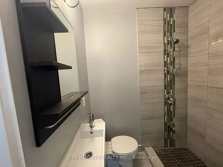 1561 Hurontario St — Photo 23
