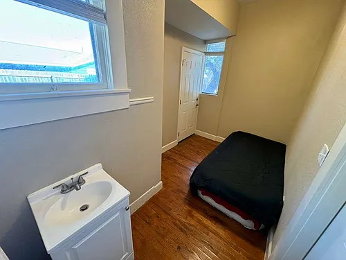 3008 Glen Rae St Photo 1