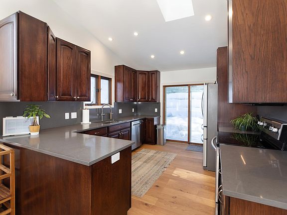 5th image of 35 Lark Ct