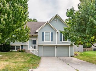 4613 NE Kingston Dr, Lees Summit, MO 64064