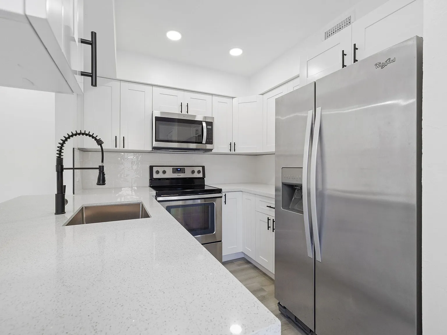 1111 SE 8th Ter — Photo 4
