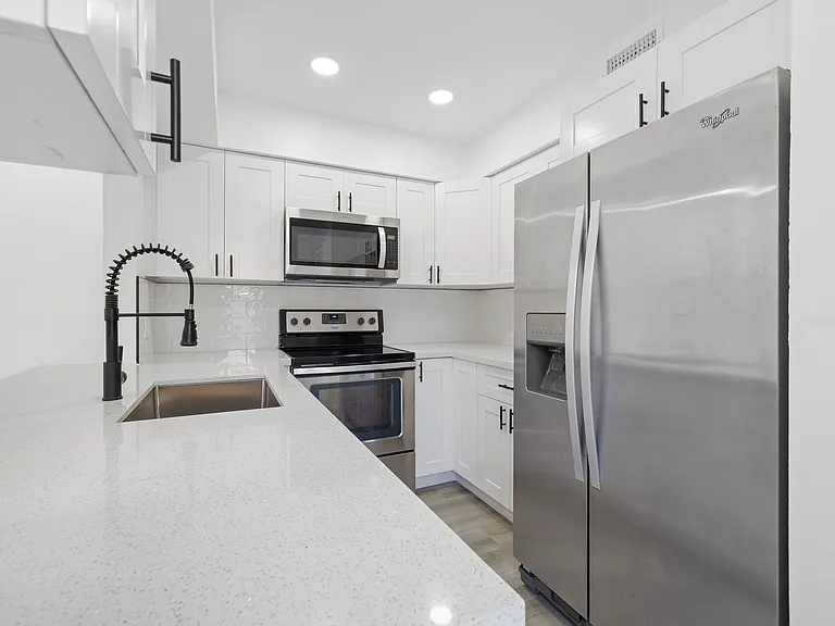 1111 SE 8th Ter #3F — Photo 4