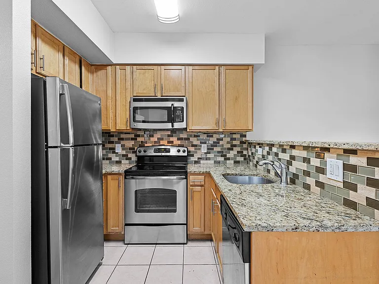 1485 Clayton — Photo 32