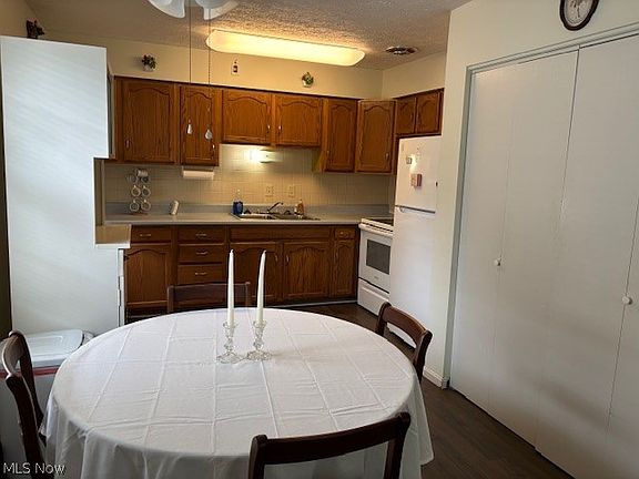 4th image of 483 E 4th St