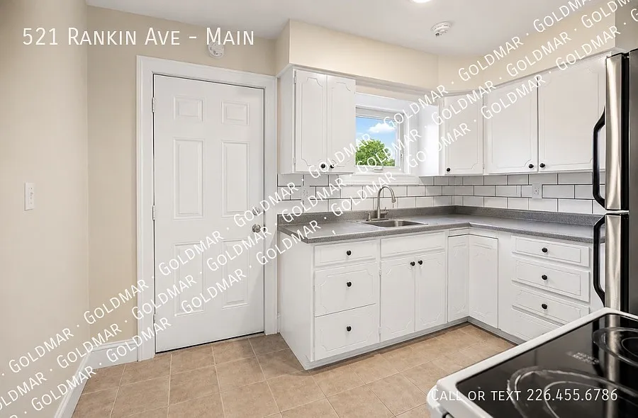 Spacious Two-Floor Main Unit Near the University! — Photo 2