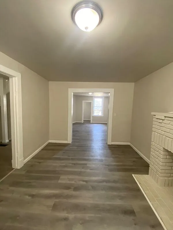 4 bed, 1.5 bath, 1422 sqft, $2,300 — Photo 3