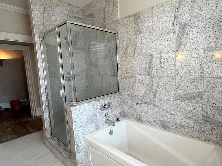 Jacuzzi Jet Bathtub & walk-in shower