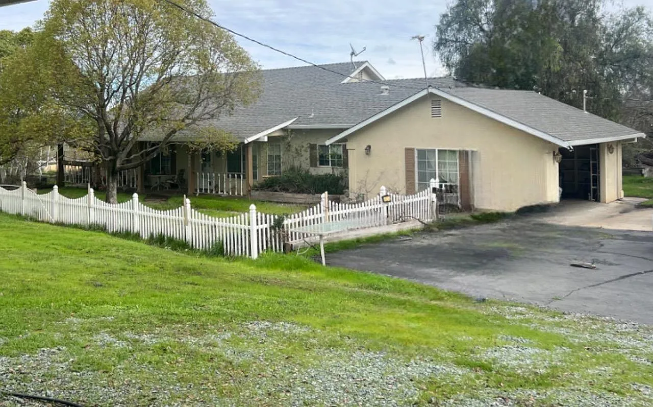 4596 Roadrunner Dr photo 1