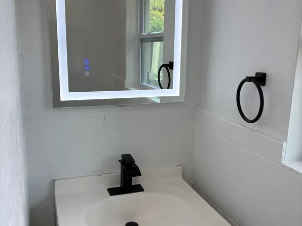 1821 13th St W, Bradenton, FL