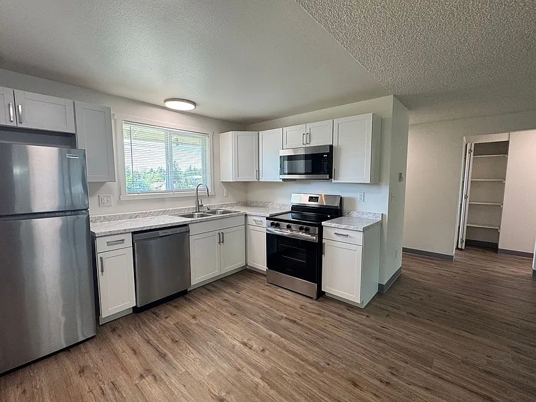 Somerset Apartments — Photo 6