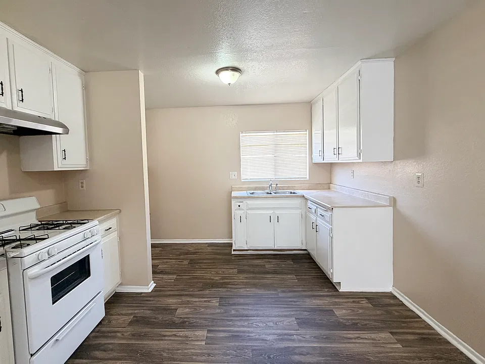 407 E East St #C