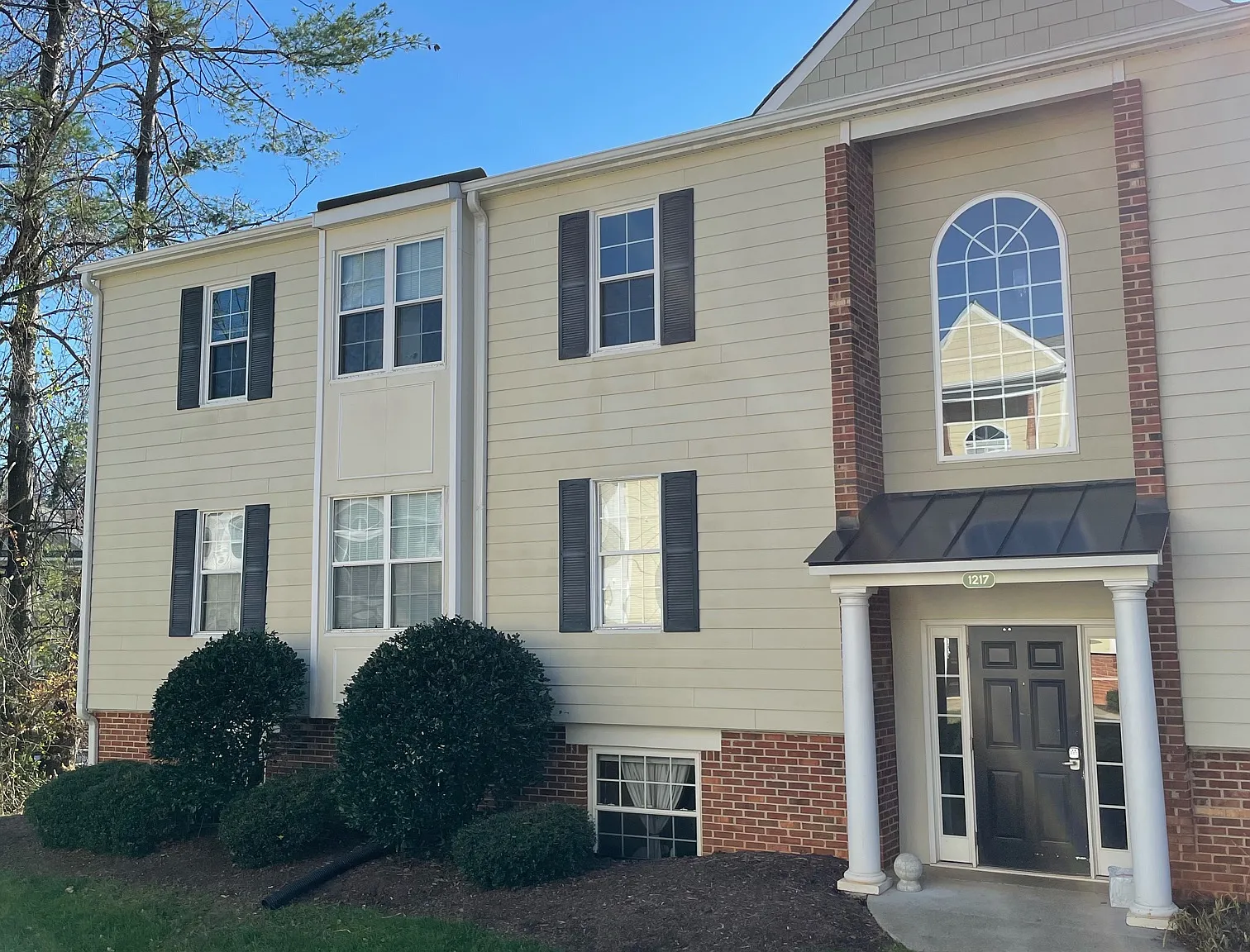3 bed, 1130 sqft, $1,850 — Photo 1
