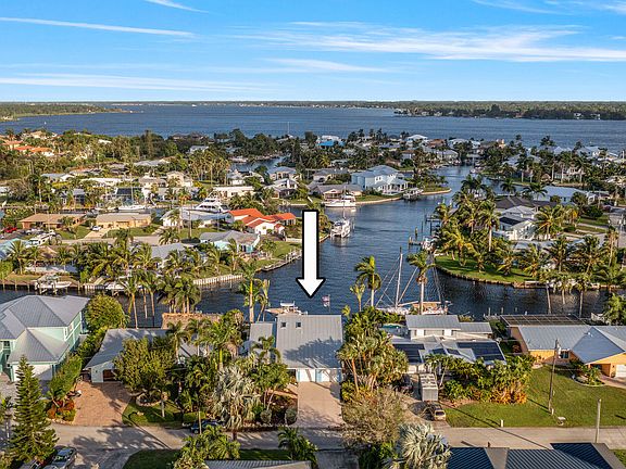 3rd image of 1629 SW Albatross Way